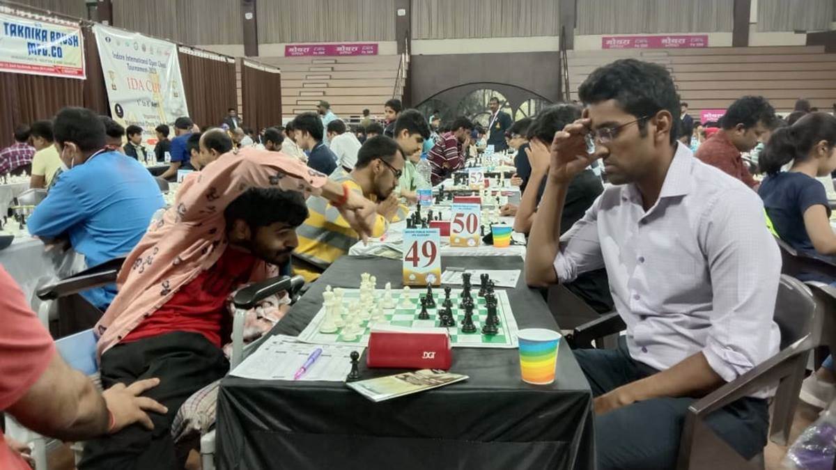 Gukesh sets up mouth-watering Carlsen date in quarterfinals- The New Indian  Express